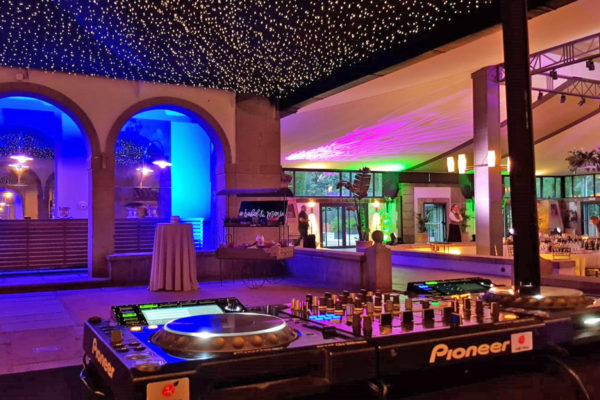 Cabine de DJ, som e iluminação para um casamento na Casa Mónico, Madrid, outubro de 2018.